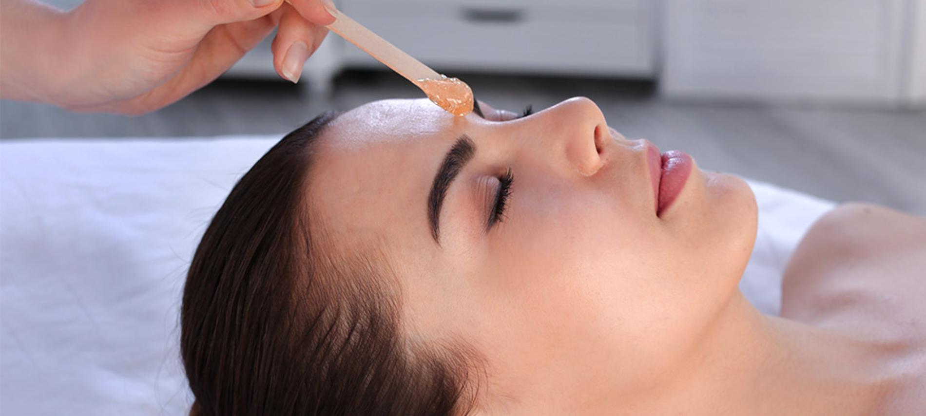 Depilación con cera en cejas