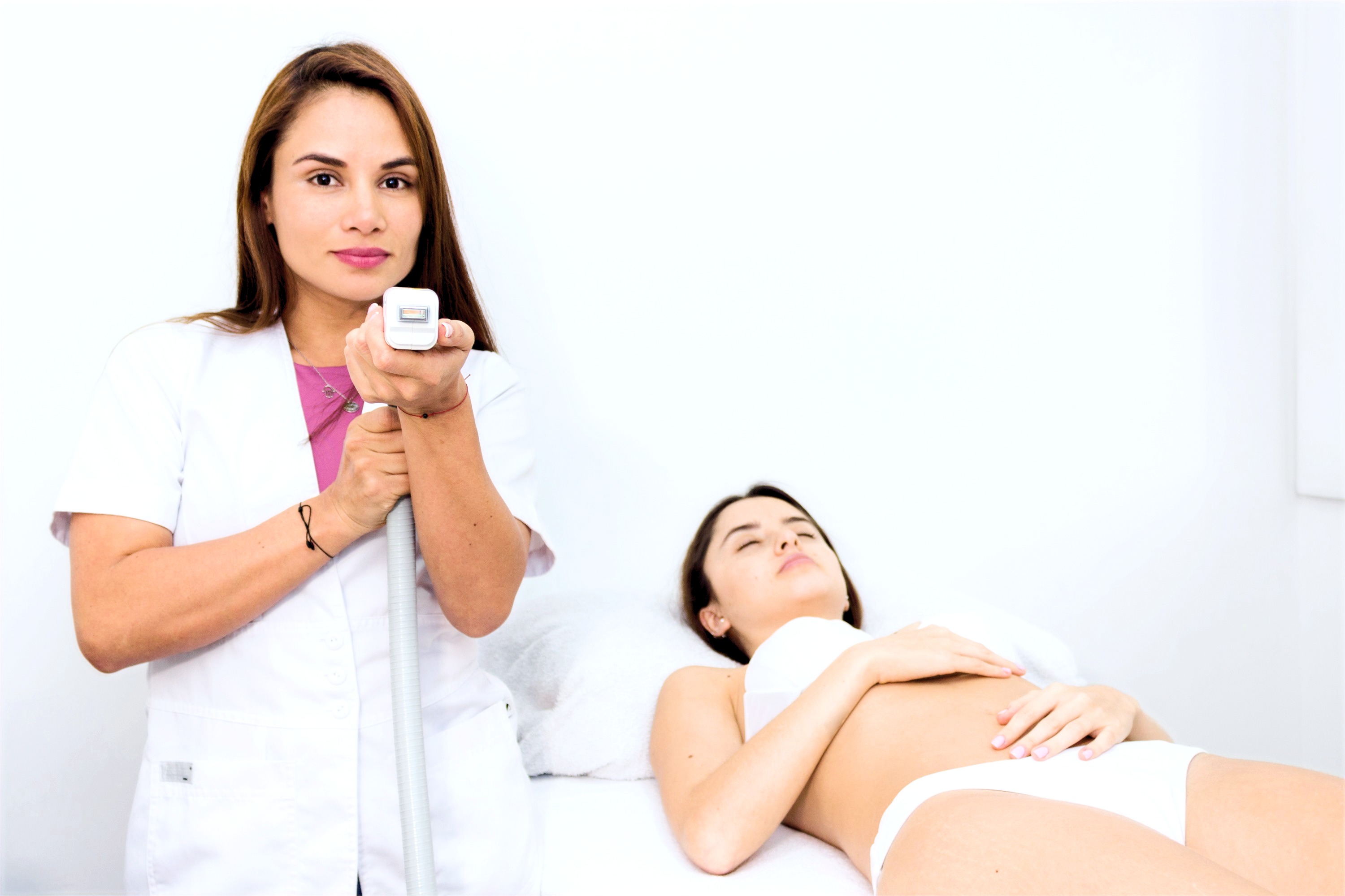 Esteticista aplicando tratamiento láser en Limaica